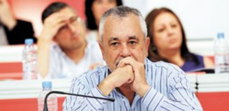 José Antonio Griñán comunicó su decisión ayer a Alfredo Pérez Rubalcaba y a Elena Valenciano en una comida que mantuvieron en la sede nacional de los socialistas.