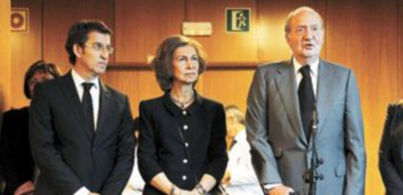 Los Reyes transmitieron en persona sus condolencias a los afectados por el descarrilamiento del tren. / Efe