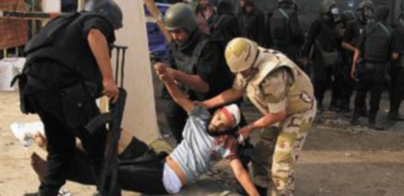 La Policía traslada a uno de los fallecidos en la plaza de Rabea durante los enfrentamientos entre islamistas y las Fuerzas del Orden. / Reuters