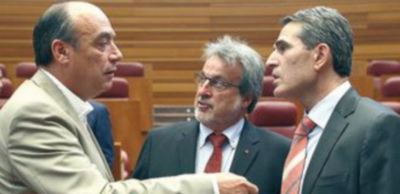 Más de 100 enmiendas ‘pulen’ la ley de ordenación en busca de consenso 1 Franciso Ramos (i) y Sanz Vitorio (d) conversan ante la presencia de José María González en un pleno celebrado en julio. / Ical