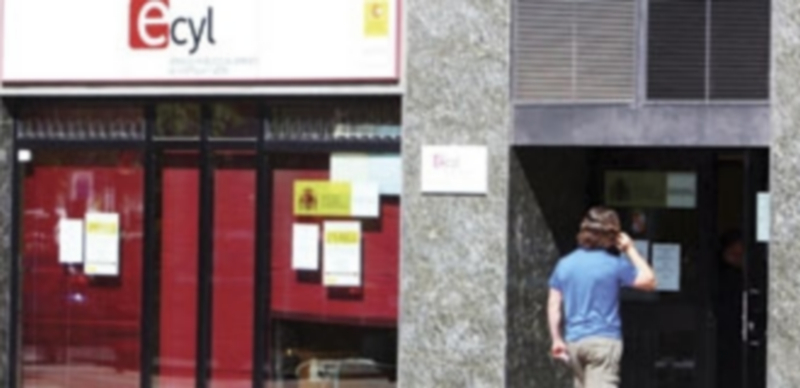 20.000 beneficiarios pierden desde enero las prestaciones por desempleo 1 Un hombre entra en una oficina del Servicio Público de Empleo. / Ical