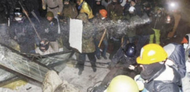 Los enfrentamientos en Kiev entre manifestantes y antidisturbios persisten en varias calles de la capital. / Reuters