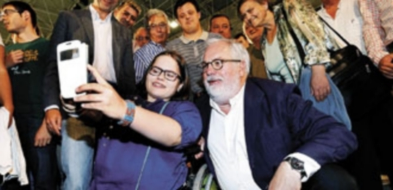 El extitular de Agricultura ha tenido una gran acogida en todos los actos de campaña que ha celebrado hasta el momento. / Efe