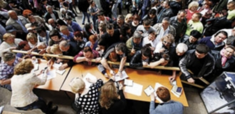 La gente se congrega en Mariupol para ejercer su derecho a voto. / Reuters