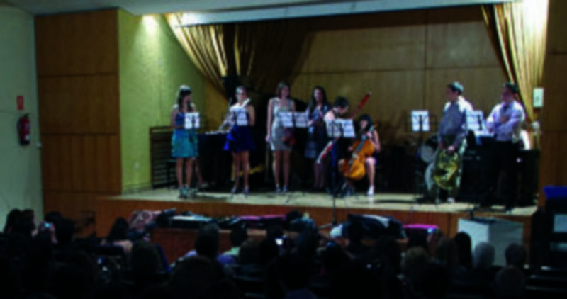 Los alumnos ofrecieron un concierto con varias piezas musicales  en uno de los momentos del acto de graduación celebrado ayer en Magisterio. /Carlos Masa.
