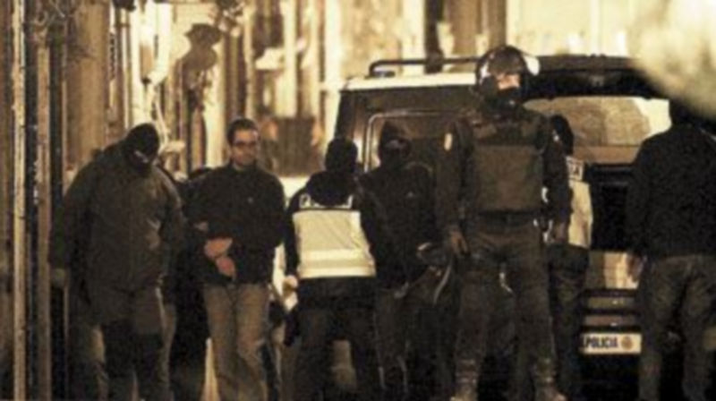 Unos agentes apresan en un barrio del centro de Pamplona a uno de los integrantes de ‘Askapena’