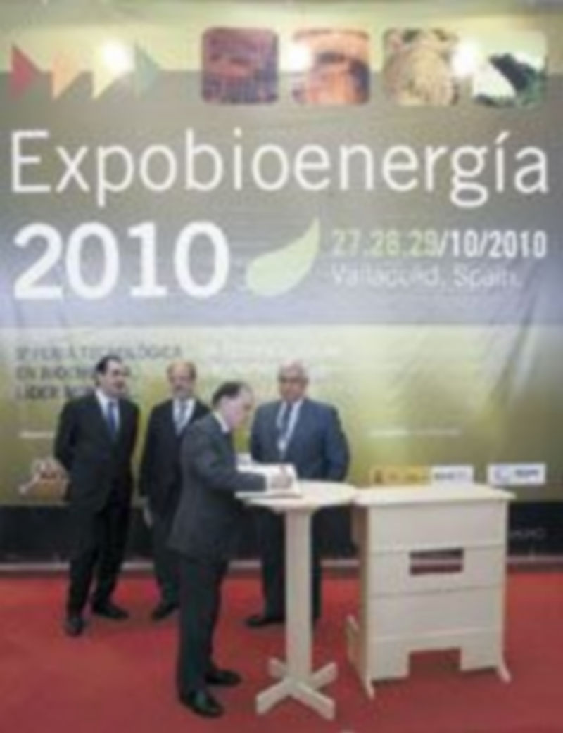 Tomás Villanueva asiste a la inauguración del salón Expobioenergía. / ICAL