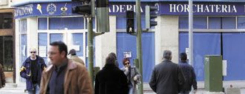 Un grupo de peatones cruza una calle correctamente por un paso señalizado y con semáforo. / Arturo Pérez