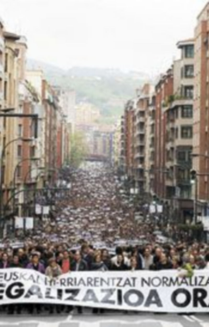 Miles de personas se manifestaron el 2 de abril en Bilbao en favor de Sortu. / Efe