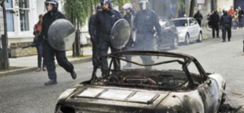 Antidisturbios caminan por el barrio de Hackney