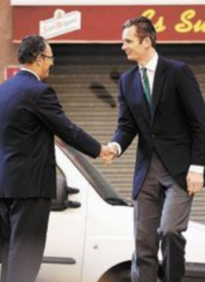 El Duque saluda a su abogado antes de declarar a finales de febrero. / Reuters