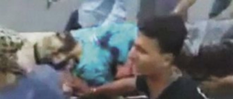 Un hombre herido por los ataques del Ejército sirio en Hama es portado en camilla por sus compañeros. / REUTERS