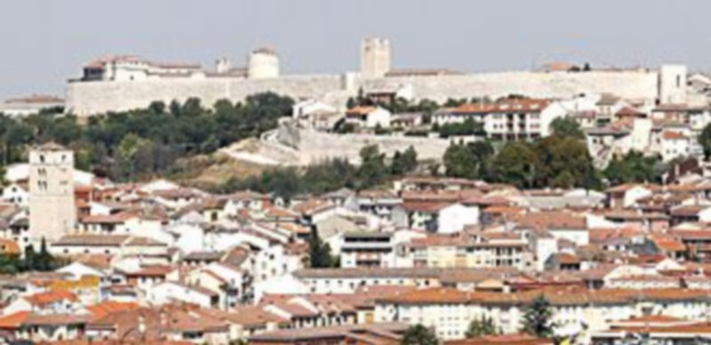Murallas de la villa tras las obras de restauración./ Gabriel Gómez.