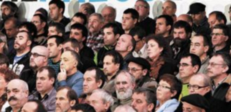 Unos 400 expresos de la banda terrorista reclaman el acercamiento de los reclusos en una concentración en Azpeitia. / Efe