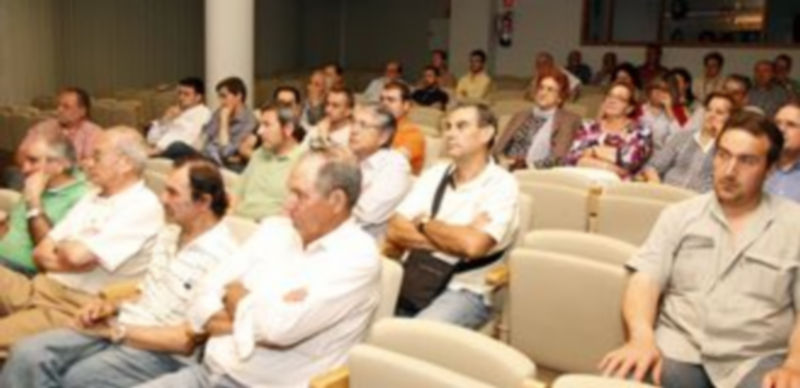 Los participantes en la mesa coloquio durante su desarrollo en la sala Alfonsa de la Torre. /  Gabriel Gómez