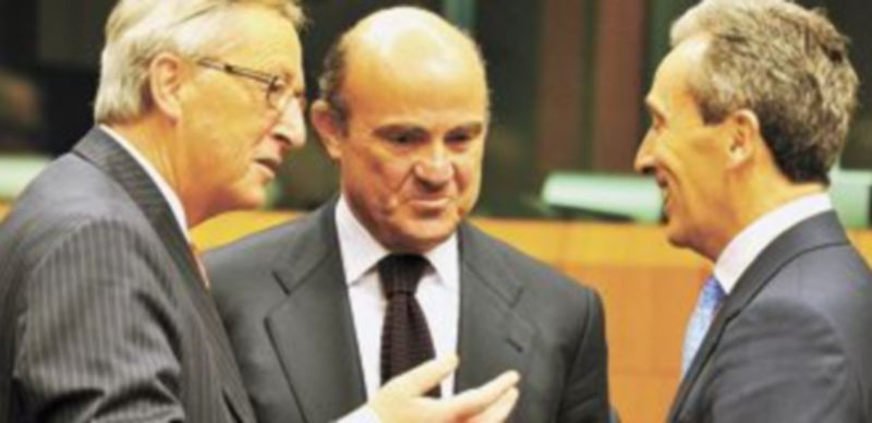 De Guindos (c) conversa antes de la reunión con el ya expresidente del Eurogrupo