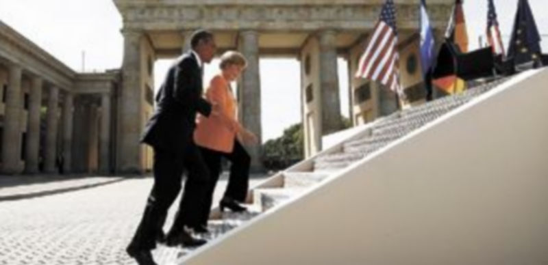 El jefe del Ejecutivo norteamericano sube junto a su anfitriona la plataforma situada ante la Puerta de Brandemburgo. / Reuters