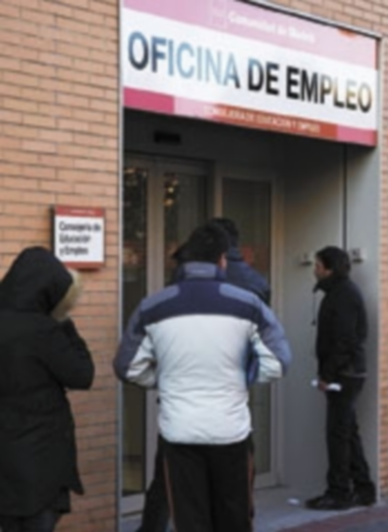 Un grupo de ciudadanos hace cola ante oficina de empleo. / Reuters