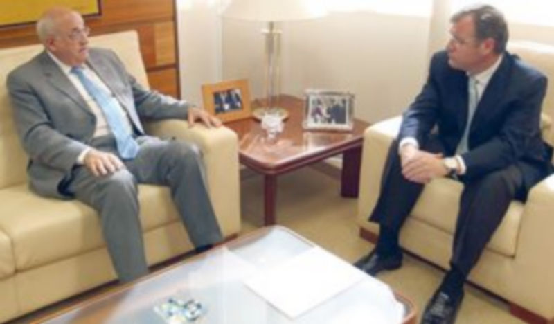 Emiliano Alonso (d) charla con Antonio Silván en un momento del encuentro que mantuvieron ambos. / Ical