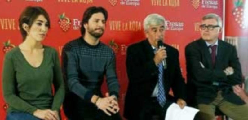 Una campaña promocional intentará incrementar el consumo de fresas 1 El cantante Manuel Carrasco y la repostera bloguera Alma Obregón son los embajadores de la campaña impulsada por ‘Fresas de Europa’. / E.A.