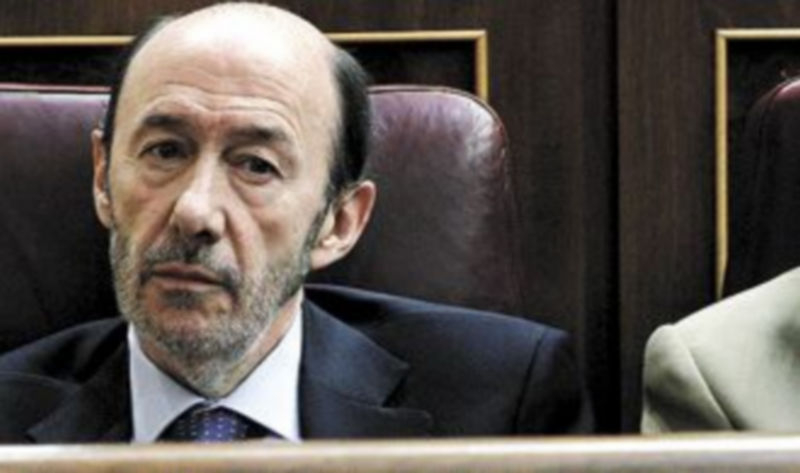 Alfredo Pérez Rubalcaba estrenó ayer nuevo asiento en el Congreso. / Efe