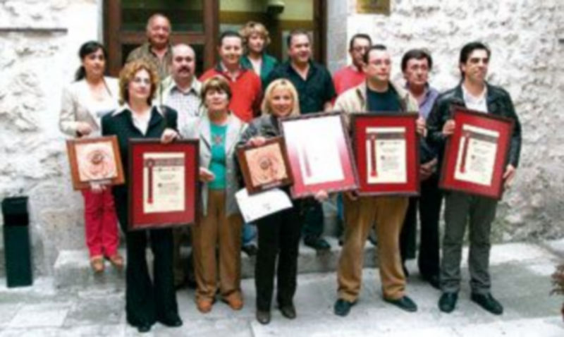 Ganadores  y participantes de los concursos  fotográfico y de tapas de 2008 junto a representantes municipales./ G.G.G