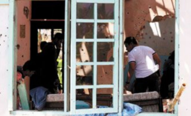 Varios policías inspeccionan la habitación