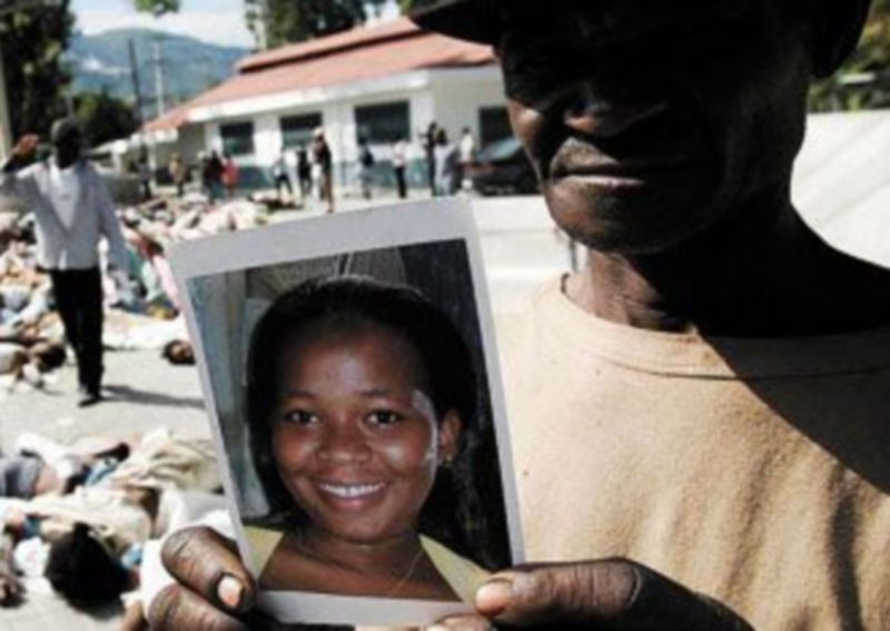 Un hombre muestra la foto de su hija
