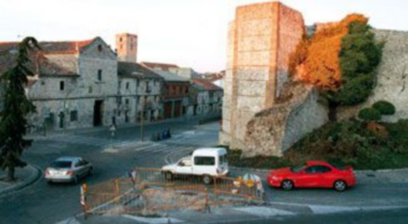 Ya se ha eliminado la vegetación de la muralla y la isleta. / GABRIEL GÓMEZ