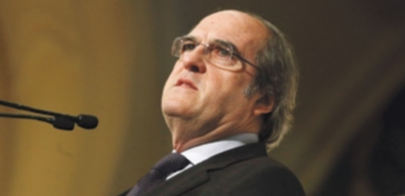 El exministro Ángel Gabilondo ayer en el Foro de la Nueva Comunicación. / Efe