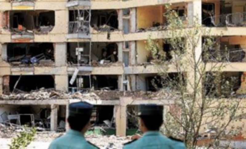 Dos agentes de la Benemérita contemplan los destrozos causados por ETA en la casa cuartel de Burgos.