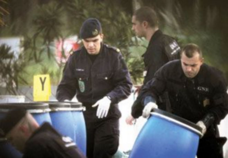 Miembros de las Fuerzas de Seguridad portuguesas sacan bidones con explosivos de la casa de los etarras. / EFE