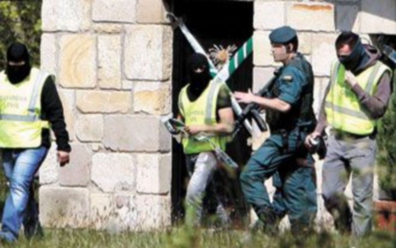 Los agentes de la Benemérita registraron durante toda la jornada de ayer varios inmuebles relacionados con la redada. / EFE