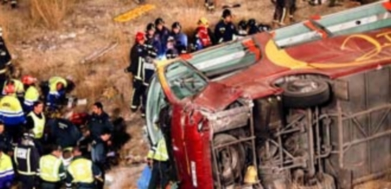 Estado en el que quedó el vehículo tras salirse de la vía a la altura del kilómetro 23 de la RM-714. / EFE