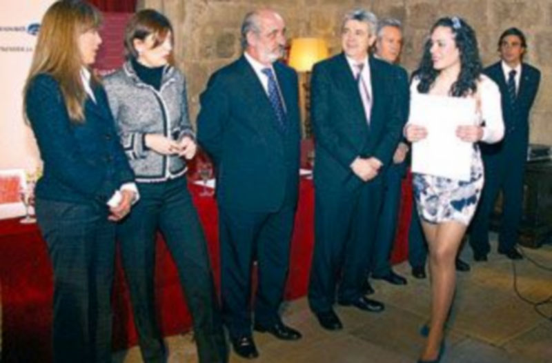 Llamas (3i) habló de la fusión de las cajas de ahorro durante la entrega de diplomas del programa ‘Paradores Escuela’. / ICAL