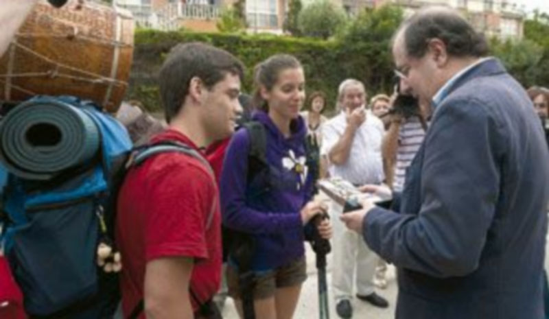 Herrera entrega una placa conmemorativa a una pareja de peregrinos llegada del País Vasco