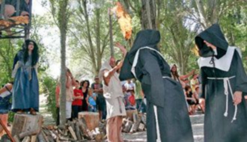 El parque de la Huerta del Duque acoge cada año a los artesanos y mercaderes del certamen medieval. /GABRIEL GÓMEZ