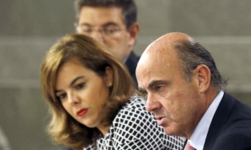 El Gobierno dice que el Presupuesto de 2016 ya está “muy avanzado” 1 El ministro de Economía junto a la vicepresidenta y el ministro de Defensa. / Efe