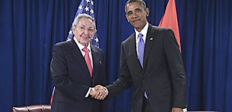 El presidente cubano Raúl Castro(i) junto a su homólogo norteamericano Barack Obama(d) al inicio de su reunión bilateral. / EFE