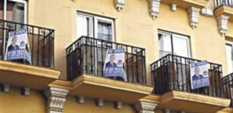 Los bancos del Ibex reducen el peso de sus activos inmobiliarios 1 Bankia y Caixabank son las entidades que más han reducido el peso de las viviendas dentro de sus balances. / EFE