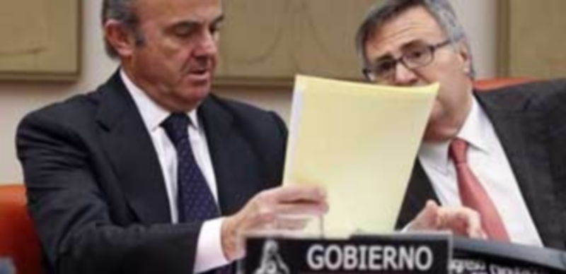 Economía aumenta la previsión del déficit público para 2016 y 2017 1 Luis de Guindos compareció en la Comisión de Economía para explicar el Plan de Estabilidad Presupuestaria 2016-2019. / Efe