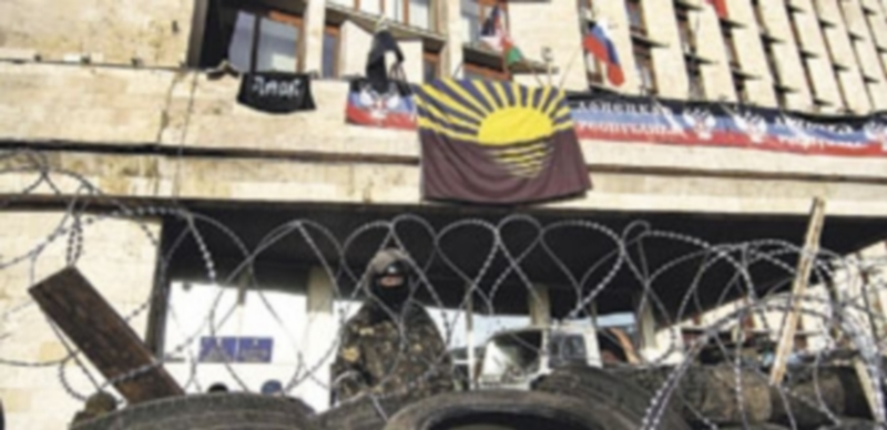 Los activistas separatistas han levantado una barricada con neumáticos y alambres delante del edificio gubernamental en la capital. / Reuters