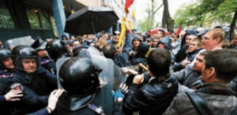 Un grupo de manifestantes asalta la sede de las Fuerzas de Seguridad tras protagonizar una multitudinaria marcha en las calles de Odesa. / Reuters