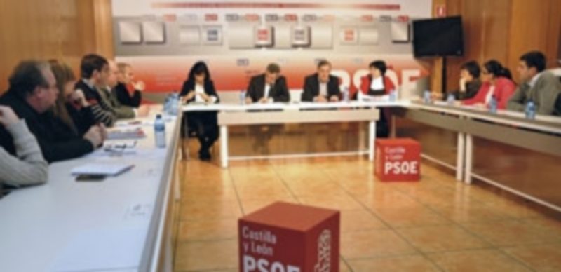 Reunión de la permenente del PSOECYL con Julio Villarubia (centro) y otros miembros de la Ejecutiva. / PSOE