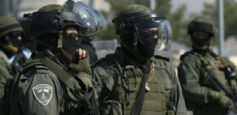 La policía de la frontera israelí toma posiciones durante los enfrentamientos contra los manifestantes palestinos. / Efe