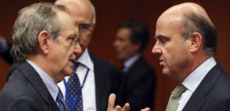 Luis de Guindos habla con el ministro italiano de Finanzas