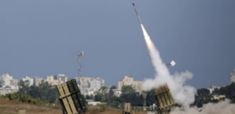 Lanzamiento de un misil del escudo antimisiles Cúpula de Hierro para interceptar un cohete palestino. / Efe