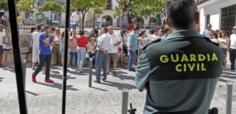 Vecinos de la localidad sevillana concentrados el pasado día 5 ante las puertas del Ayuntamiento tras los incidentes. / Efe