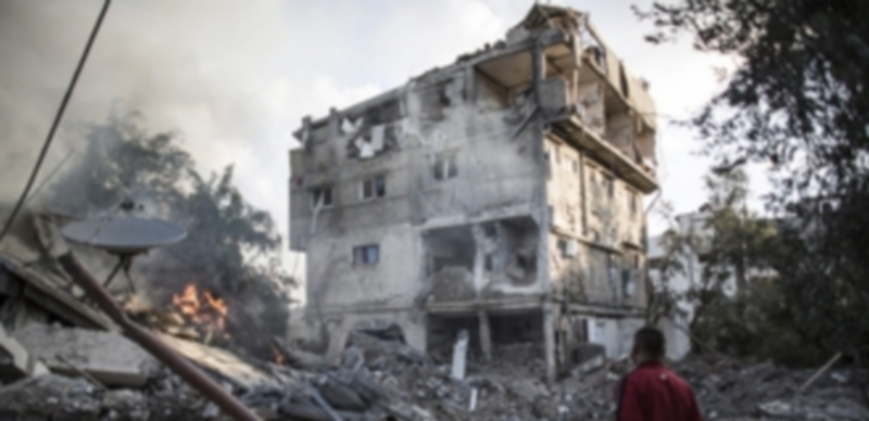 Un palestino observa un edificio destruido durante un bombardeo nocturno. / Efe