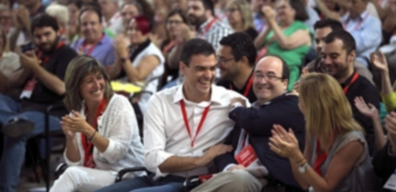 Pedro Sánchez bromea con Miquel Iceta al comienzo del Congreso extraordinario del PSC. / Efe